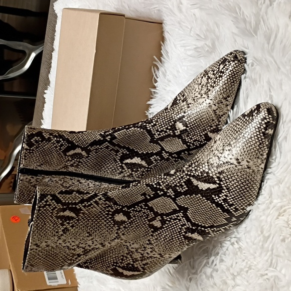 New Steve Madden Kapitol Python Print Ankle Booties Size 10M - Picture 7 of 12